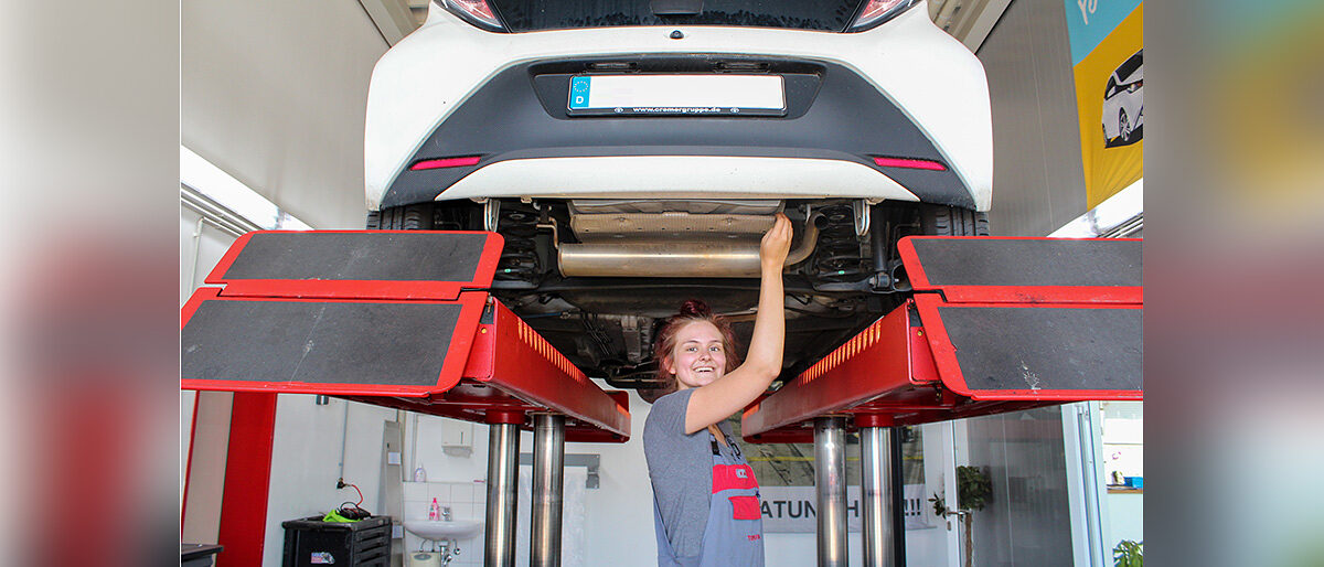 Michelle Bollhöfer absolviert eine Ausbildung zur KFZ-Mechatronikerin. Michelle Bollhöfer absolviert eine Ausbildung zur Kraftfahrzeugmechatronikerin.
