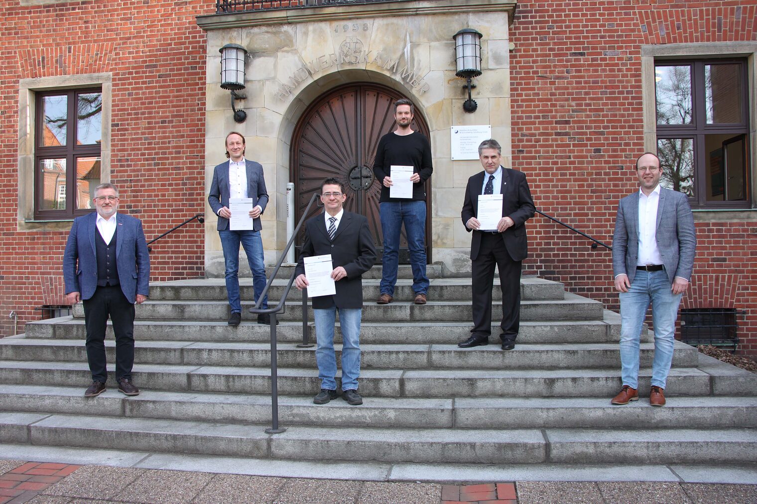 Kammerpräsident Detlef Bade hat die vier neuen Sachverständigen in Lüneburg offiziell vereidigt. 
