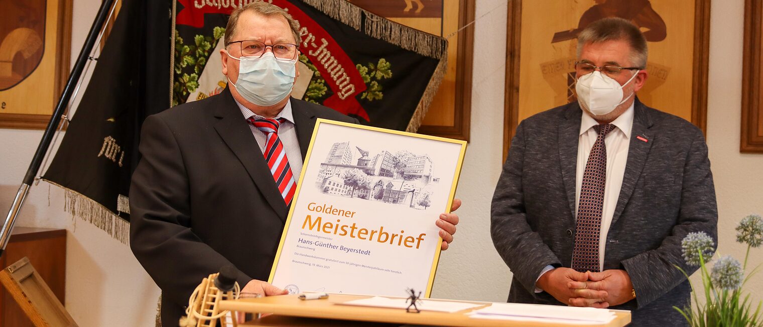 Hans-Günther Beyerstedt bekommt den Goldenen Meisterbrief von Kammerpräsident Detlef Bade.