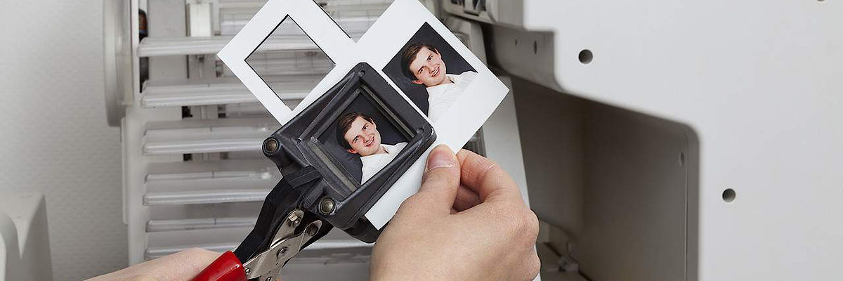 Bewerbung, Fotograf, Bewerbungsfoto, Fotografin schneidet Foto zu, Hand, Hände, Karriere, Job, Stellenanzeige, Stellenausschreibung, Jobs, Ausstanzen