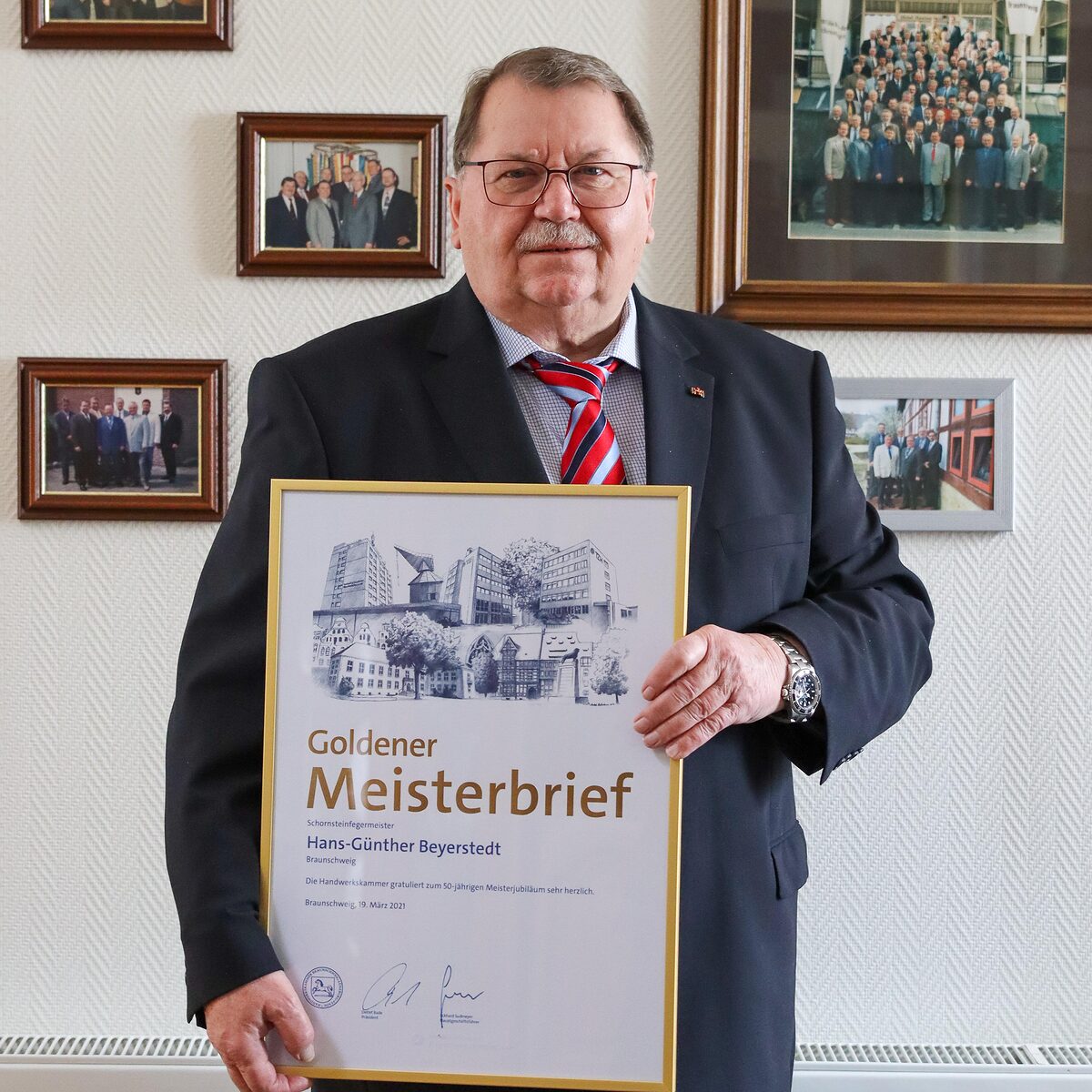 Hans-Günther Beyerstedt hat den Goldenen Meisterbrief von der Handwerkskammer bekommen.