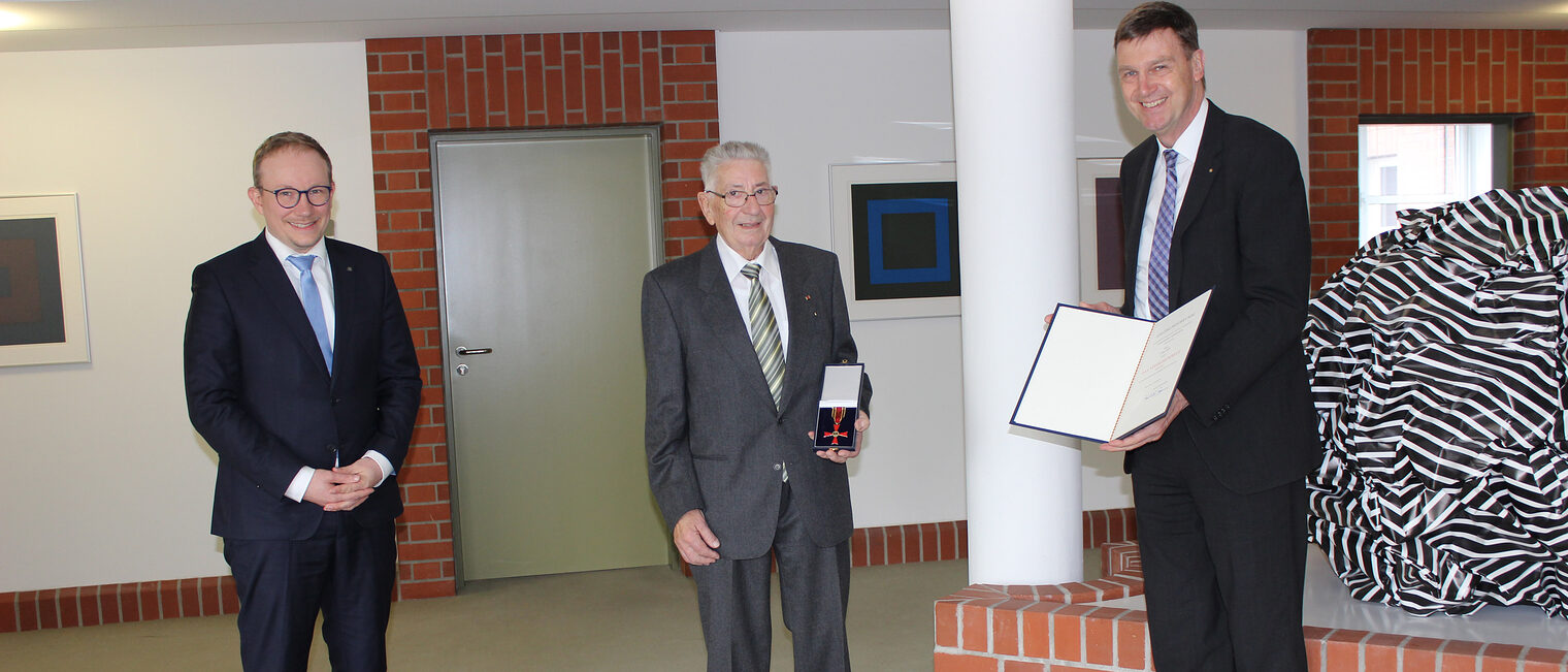 Günter Weiß bekam das Bundesverdienstkreuz. Günter Weiß bekam das Bundesverdienstkreuz.