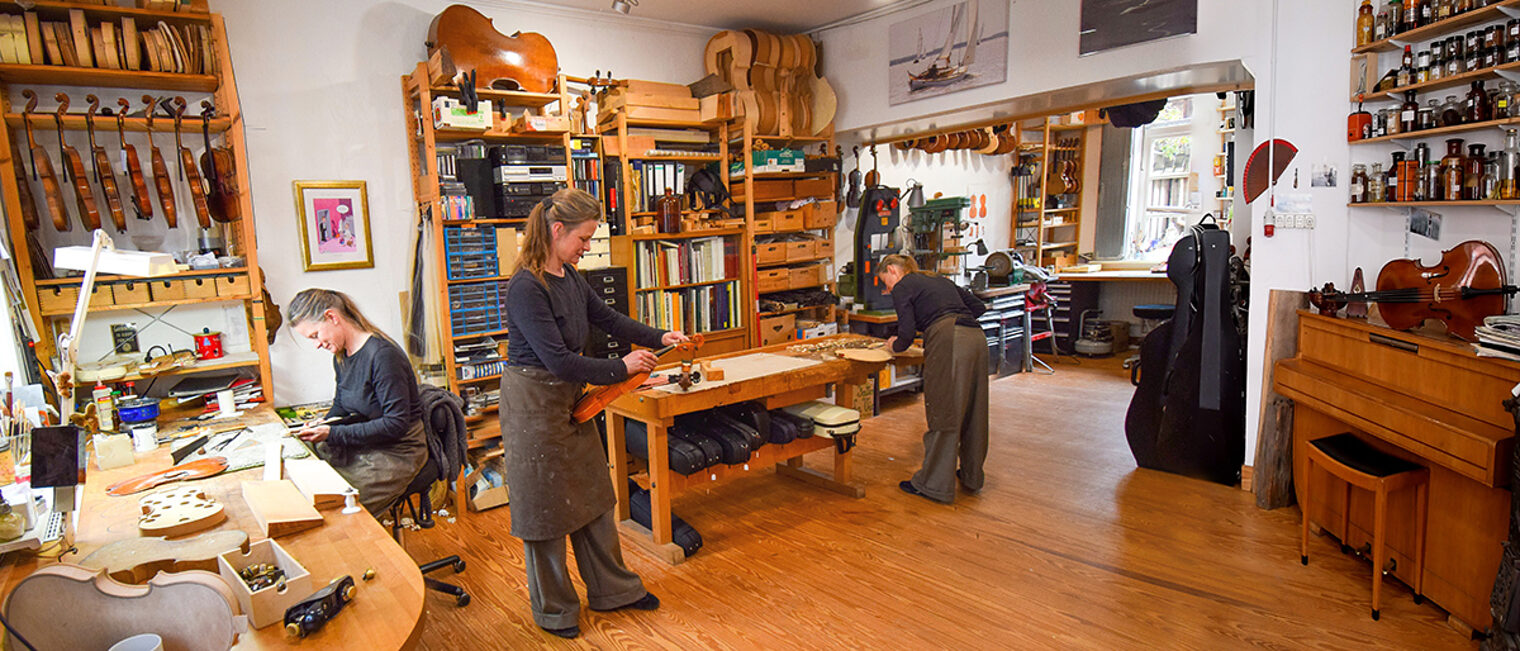 In ihrer urigen Werkstatt repariert und restauriert Geigenbauerin Constanze Bruns sämtliche Streichinstrumente. 