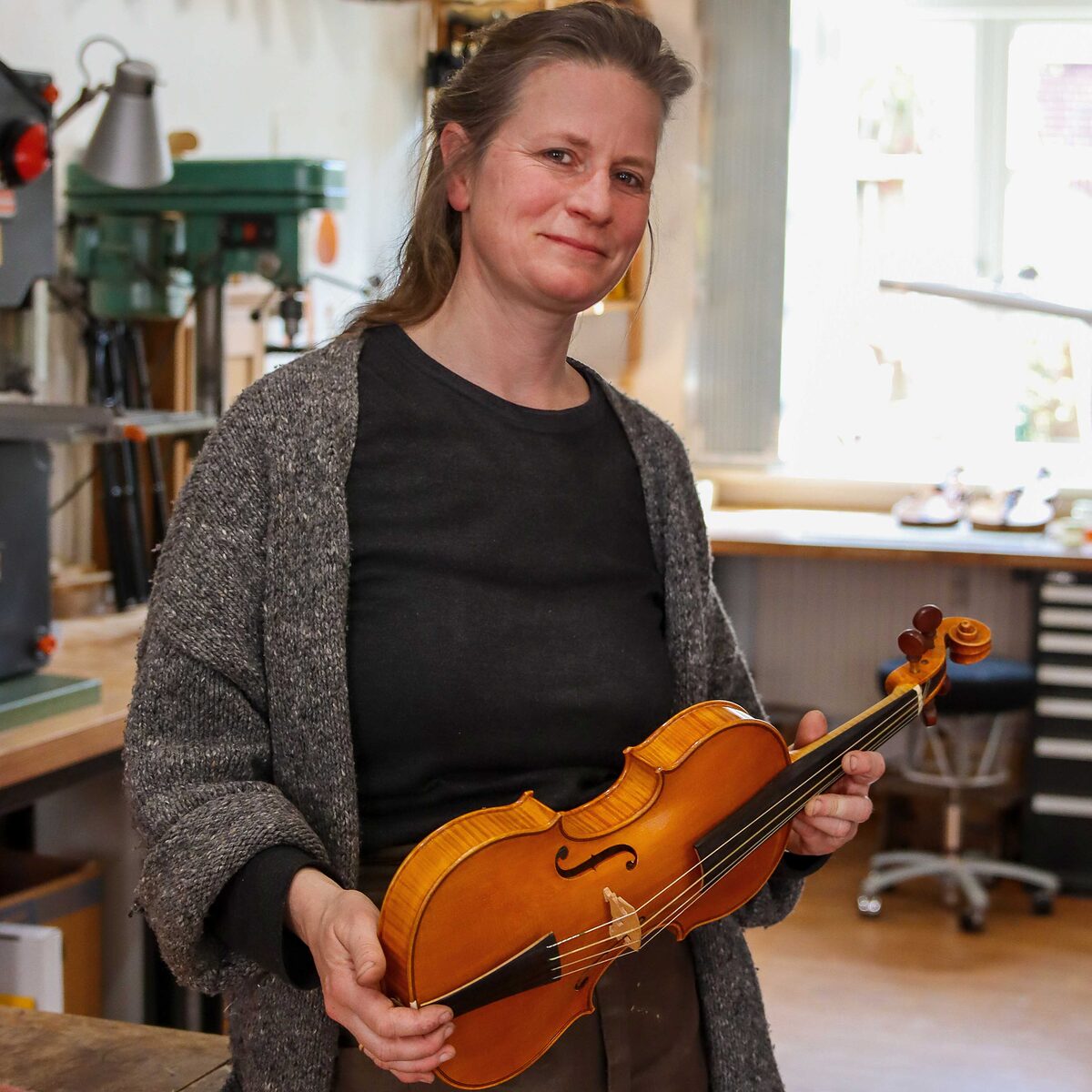 Geigenbaumeisterin Constanze Bruns mit einer restaurierten Geige. 