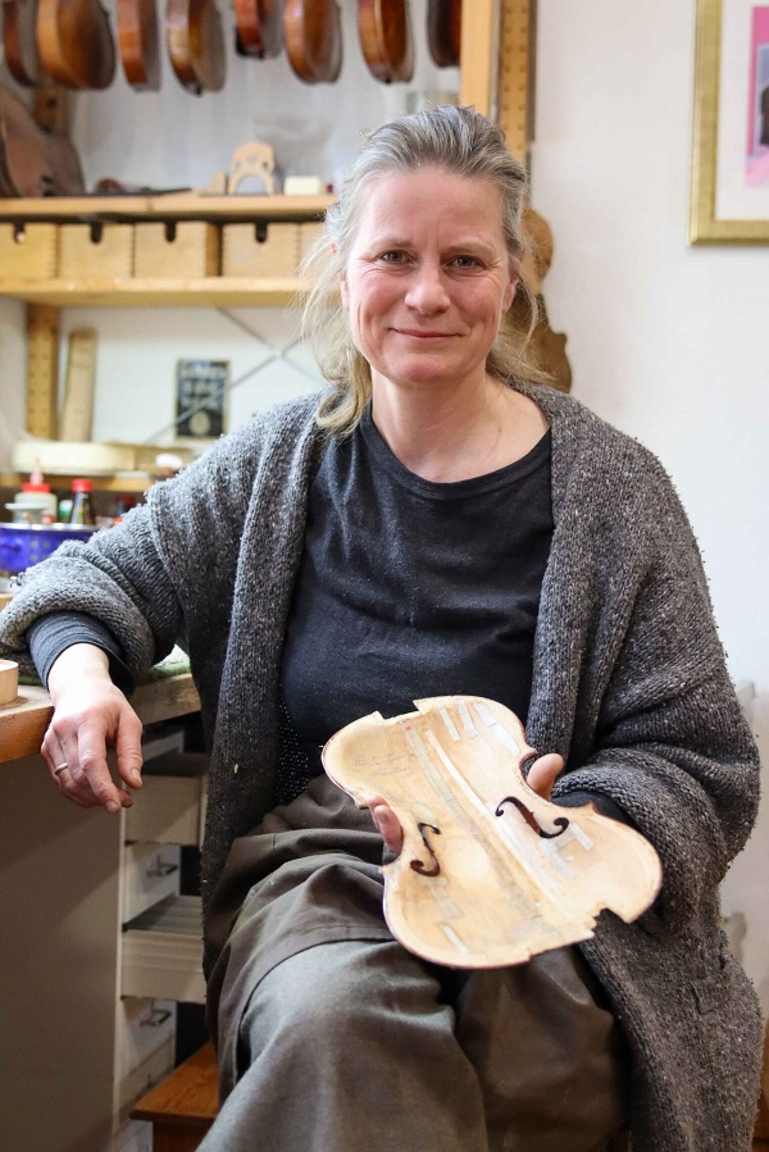 Geigenbauerin Constanze Bruns repariert und restauriert von der Geige bis zum Kontrabass sämtliche Streichinstrumente. 