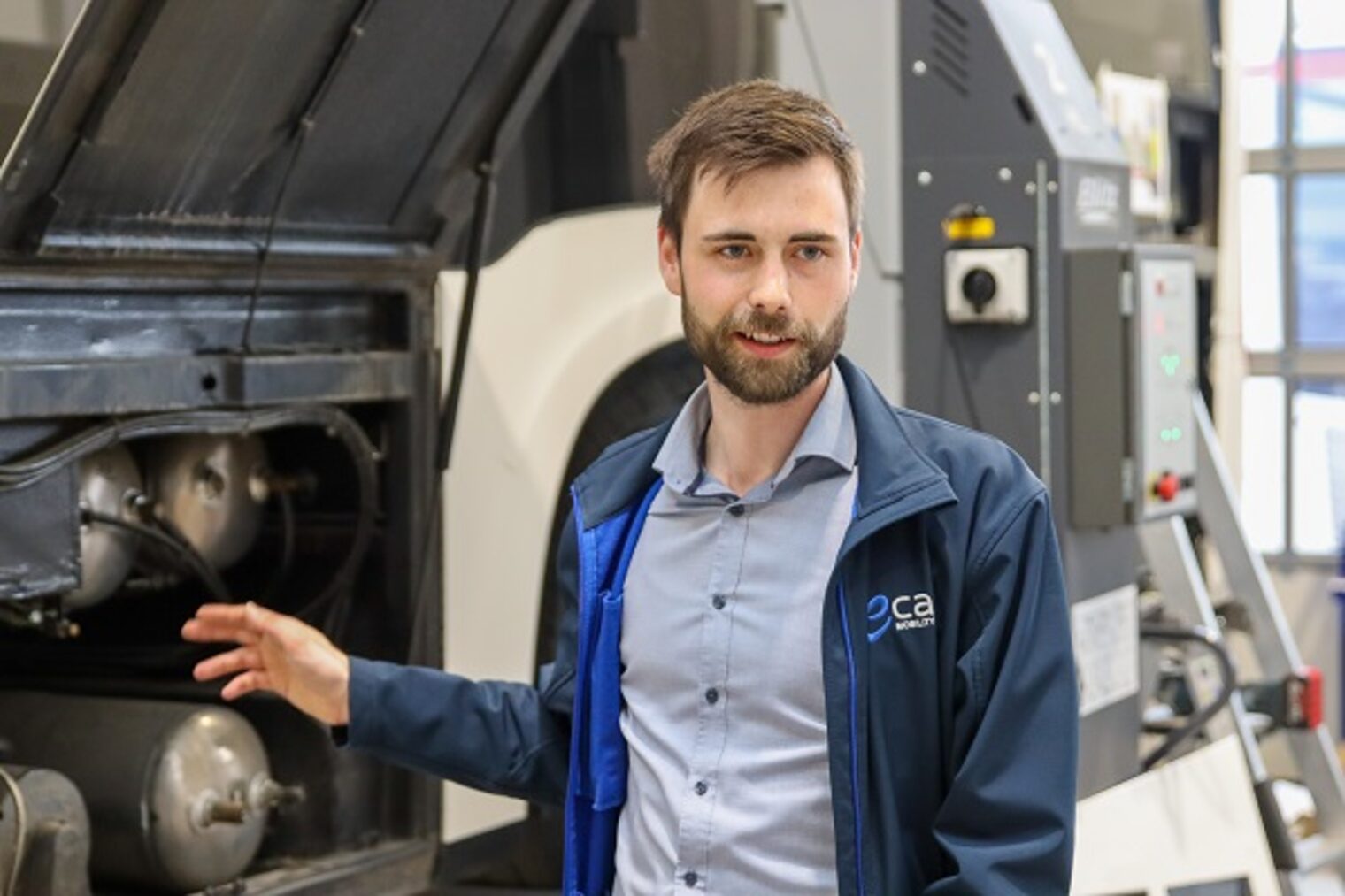 Projektentwickler Patrick Bentzen zeigt den Entwicklungsstand an einem Dieselbus, der einen Wasserstoffantrieb bekommt. 