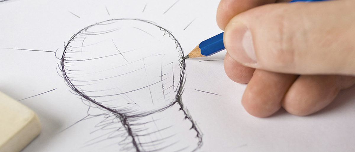 Gezeichnete Glühbirne, Idee, Bleistift, Radiergummi, Zeichnung, zeichnen, kreativ, Praxiszentrum, Glühlampe, Brainstorming, Entwurf, Skizze
