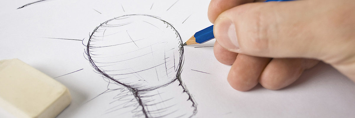 Gezeichnete Glühbirne, Idee, Bleistift, Radiergummi, Zeichnung, zeichnen, kreativ, Praxiszentrum, Glühlampe, Brainstorming, Entwurf, Skizze