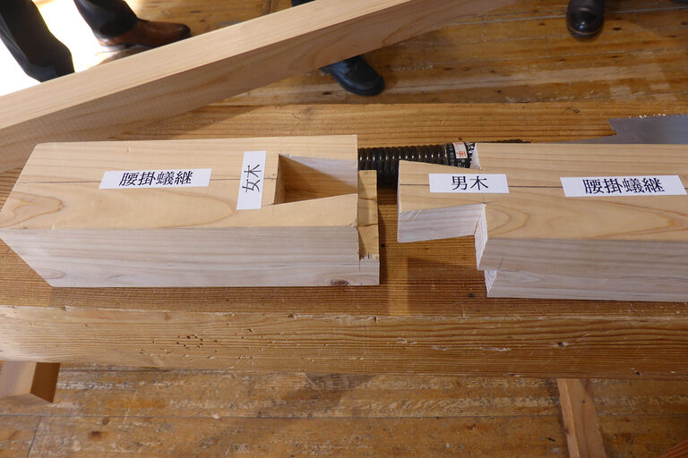 Beschriftung Holzbalken bei Zimmerer-ÜLU in Tokushima / Japan
