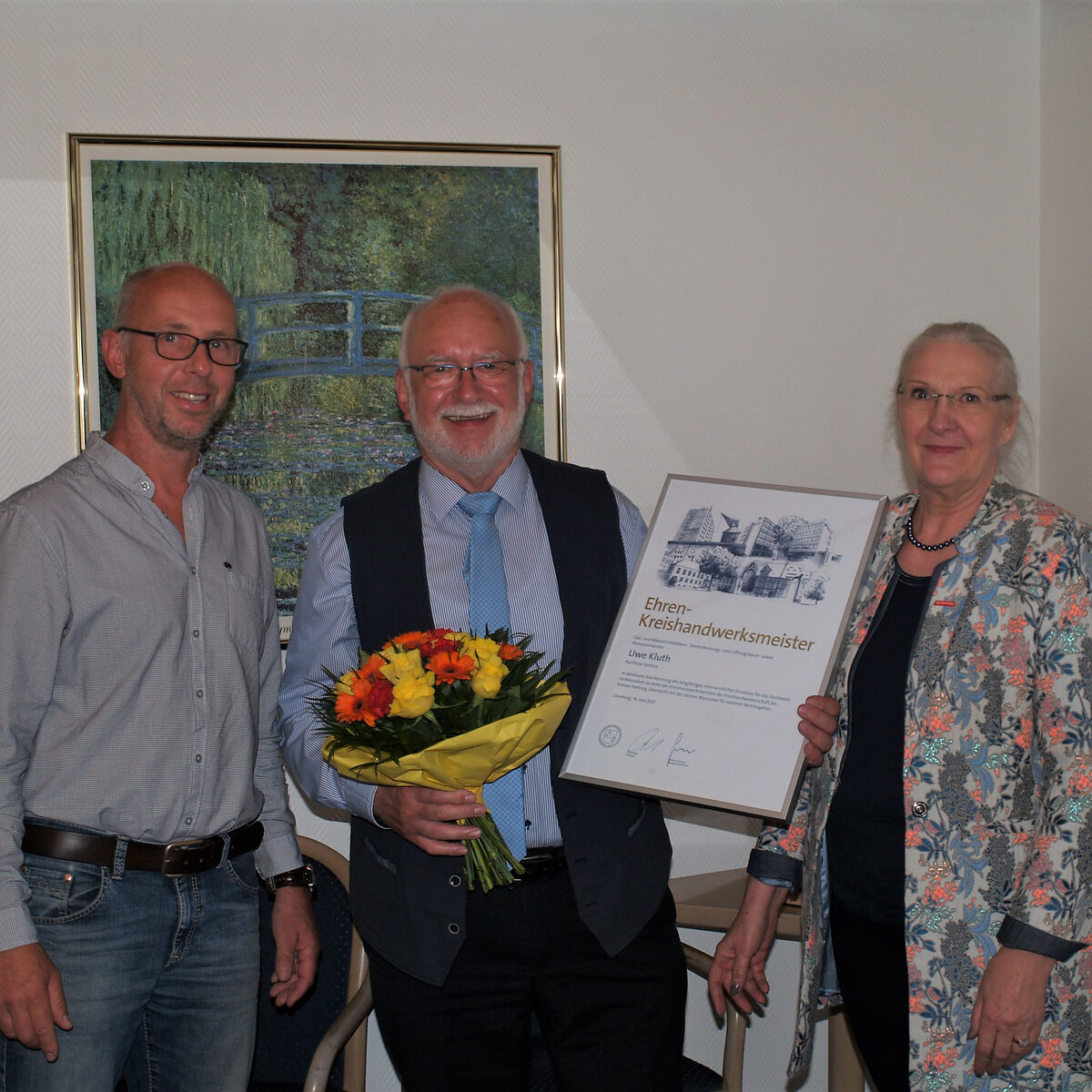 Uwe Kluth war zehn Jahre Kreishandwerksmeister - nun übernimmt Bernd Hintze (l.) das Amt. HWK-Vizepräsidentin Heidi Kluth gratuliert.