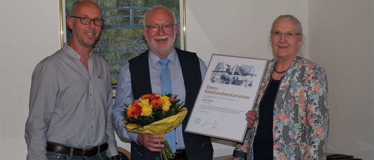 Uwe Kluth war zehn Jahre Kreishandwerksmeister - nun übernimmt Bernd Hintze (l.) das Amt. Hwk-Vizepräsdentin Heidi Kluth gratuliert.