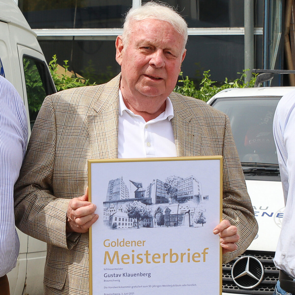 Schlossermeister Gustav Klauenberg bekommt Goldenen Meisterbrief.