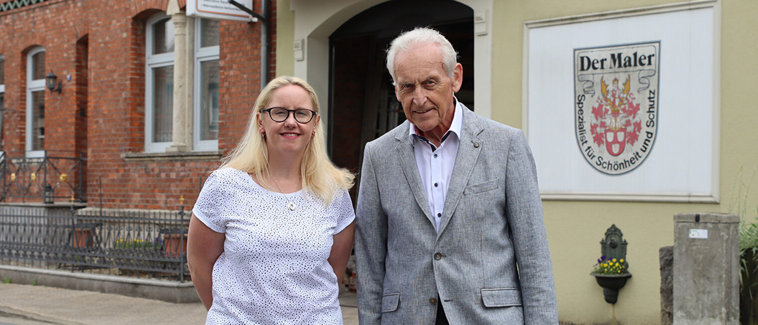 Tochter Janin und Vater Manfred Müller. Seit 125 Jahren ist der Malerfachbetrieb Manfred Müller aus Winnigstedt auf Kirchen und Uhren spezialisiert.