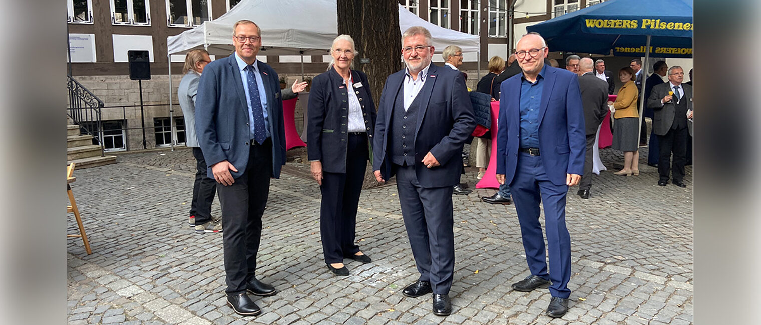 Detlef Bade (2.v.r), Eckhard Sudmeyer (r.), Lutz Scholz (l.) und Heidi Kluth