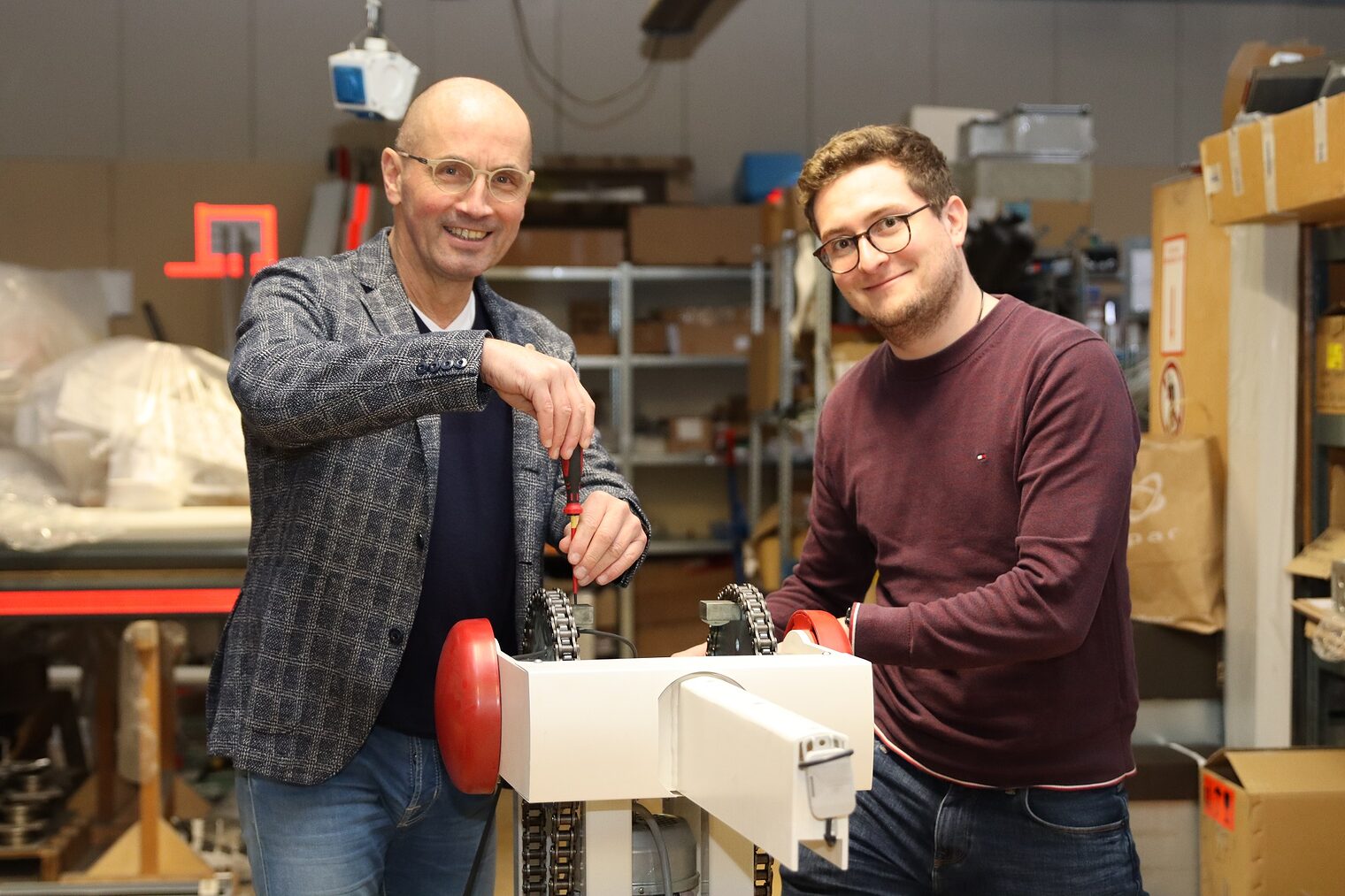 Dirk Tessarek (links) und Tim Karcher arbeiten an einer neuentwickelten Schranke für einen Kunden am Flughafen Hannover.