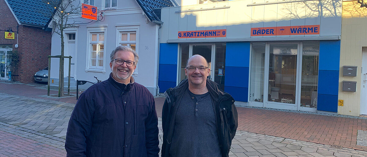 Andreas Kratzmann (links) und seine Stellvertreter Volker Kiel vor den Schaufenstern des Ausstellungsraumes.