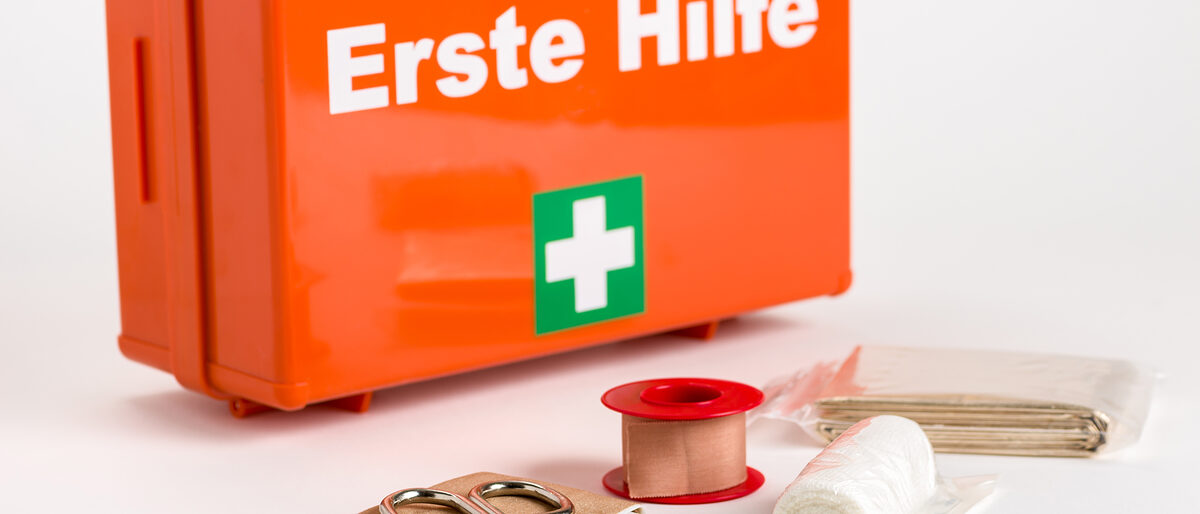 Erste Hilfe Koffer mit Verbandmaterial Erste Hilfe Koffer mit Verbandmaterial