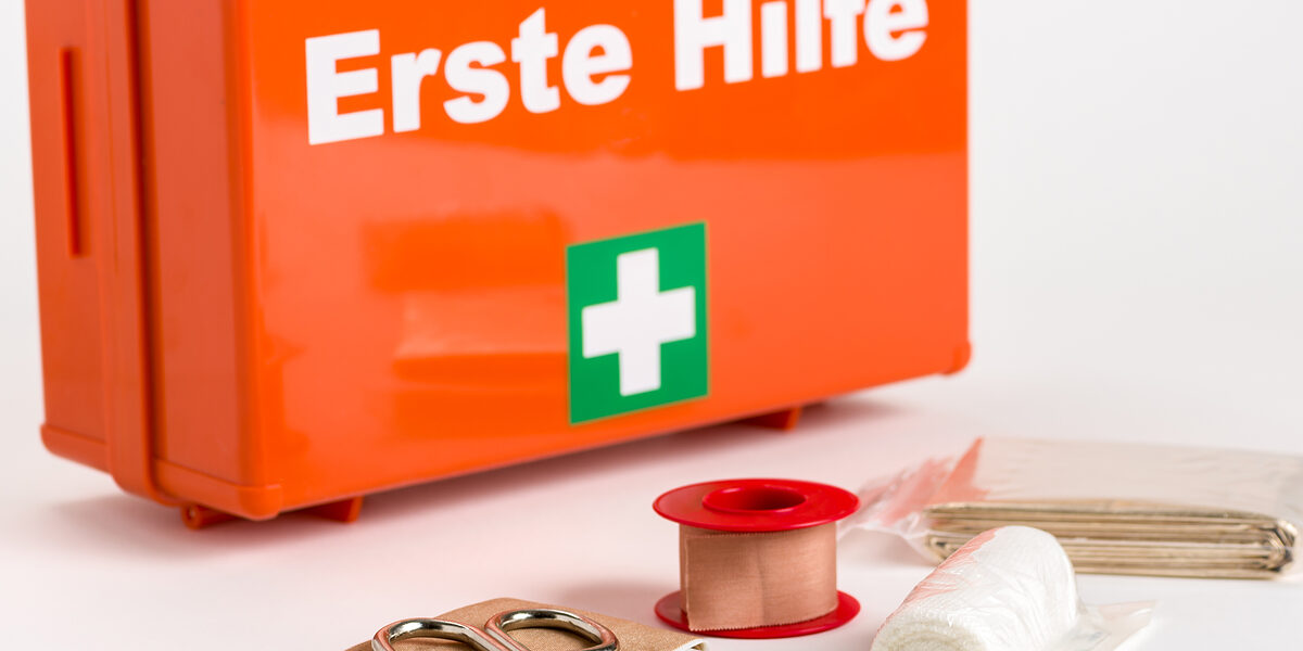 Erste Hilfe Koffer mit Verbandmaterial Erste Hilfe Koffer mit Verbandmaterial