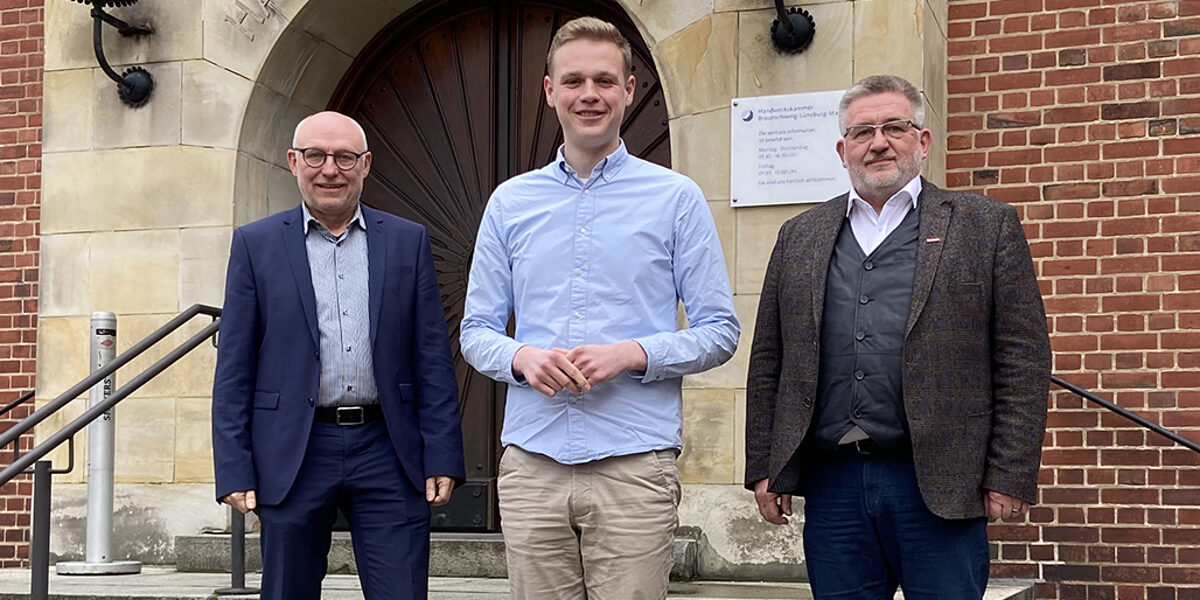 Bundestagsabgeordneter Jakob Blankenburg mit Hauptgeschäftsführer Eckhard Sudmeyer (links) und Kammerpräsident Detlef Bade (rechts). Bundestagsabgeordneter Jakob Blankenburg mit Hauptgeschäftsführer Eckhard Sudmeyer (links) und Kammerpräsident Detlef Bade (rechts).