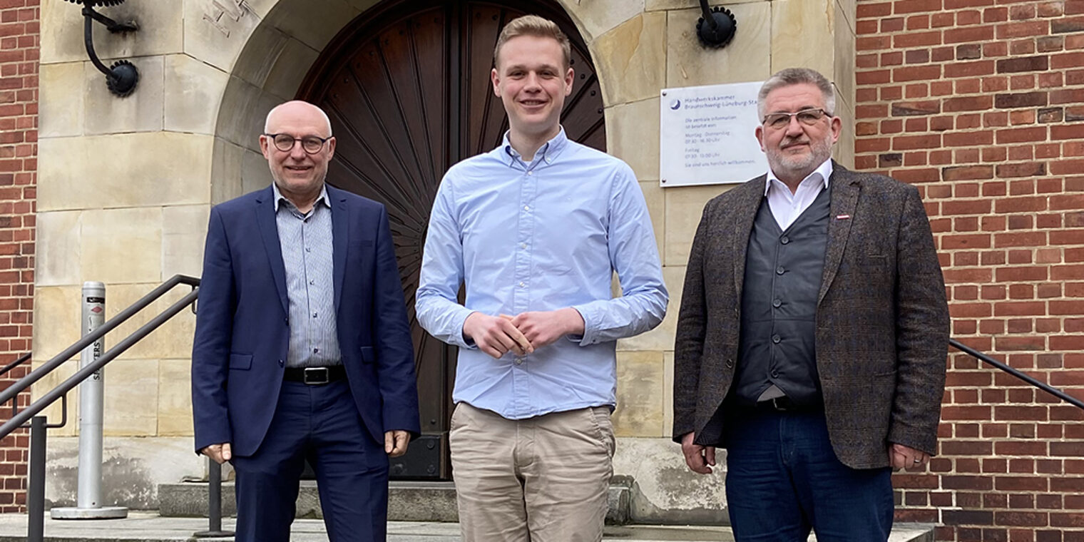 Bundestagsabgeordneter Jakob Blankenburg mit Hauptgeschäftsführer Eckhard Sudmeyer (links) und Kammerpräsident Detlef Bade (rechts). Bundestagsabgeordneter Jakob Blankenburg mit Hauptgeschäftsführer Eckhard Sudmeyer (links) und Kammerpräsident Detlef Bade (rechts).