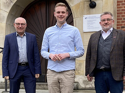 Bundestagsabgeordneter Jakob Blankenburg mit Hauptgeschäftsführer Eckhard Sudmeyer (links) und Kammerpräsident Detlef Bade (rechts).