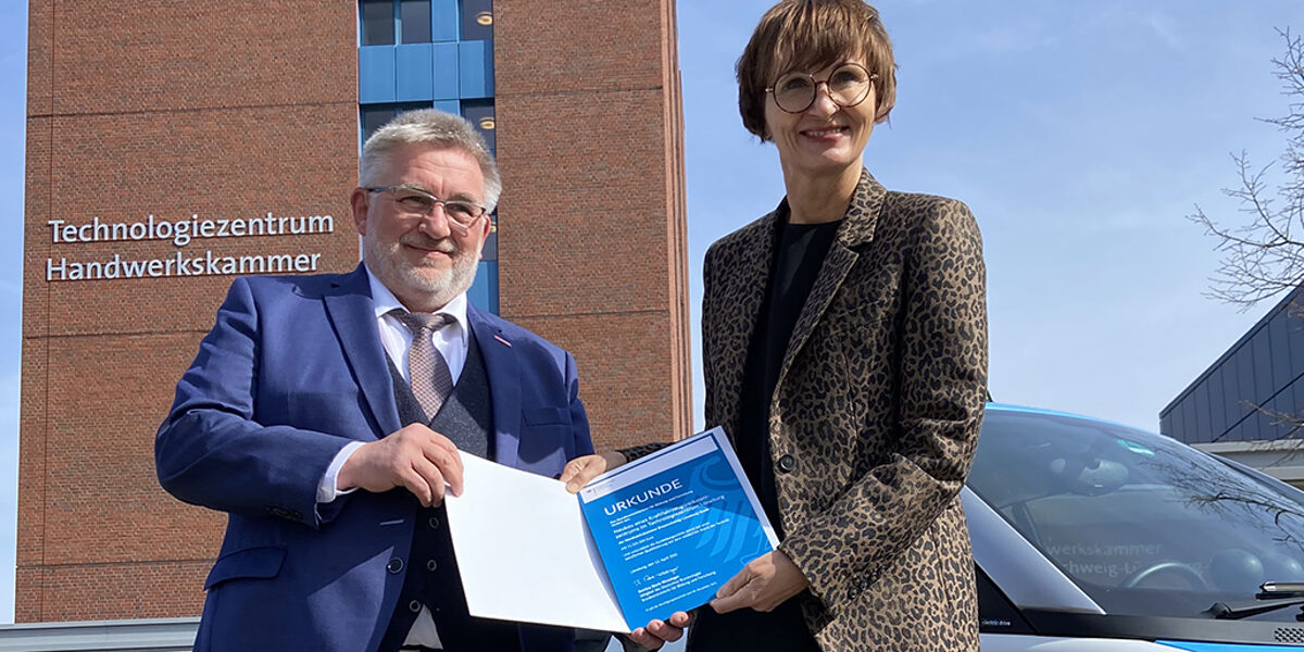 Bundesbildungsministerin Bettina Stark-Watzinger überreicht Bewilligungsbescheide in Höhe von rund zwölf Millionen Euro an Detlef Bade, Präsident der Handwerkskammer Braunschweig-Lüneburg-Stade. Bundesbildungsministerin Bettina Stark-Watzinger überreicht Bewilligungsbescheide in Höhe von rund zwölf Millionen Euro an Detlef Bade, Präsident der Handwerkskammer Braunschweig-Lüneburg-Stade.