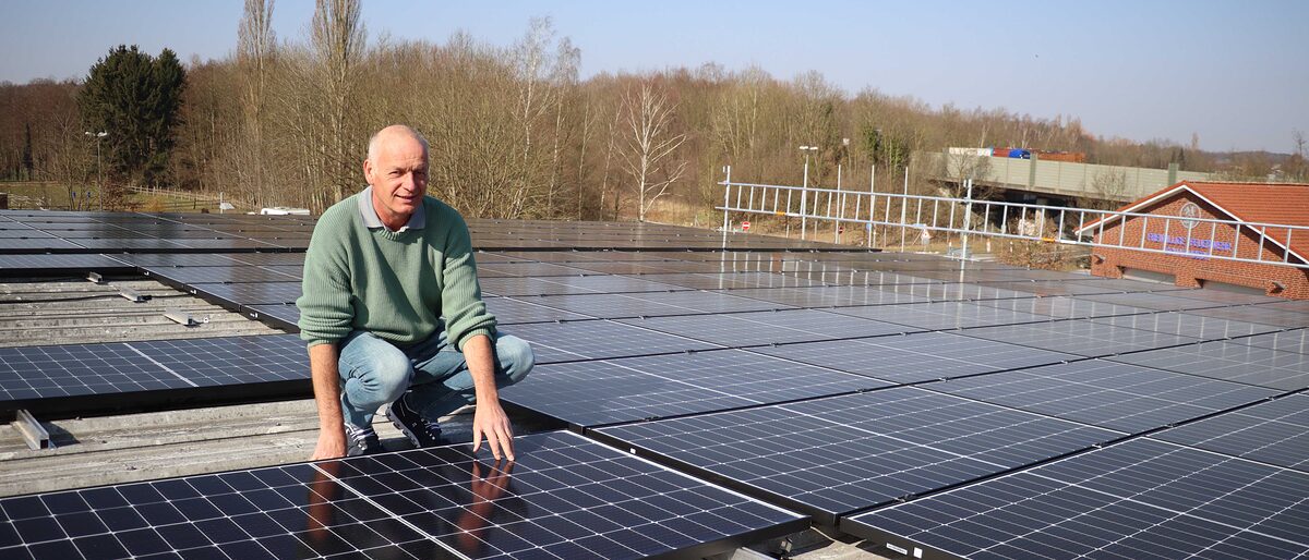 Bäckermeister Frank Soetebier mit der Photovoltaikanlage