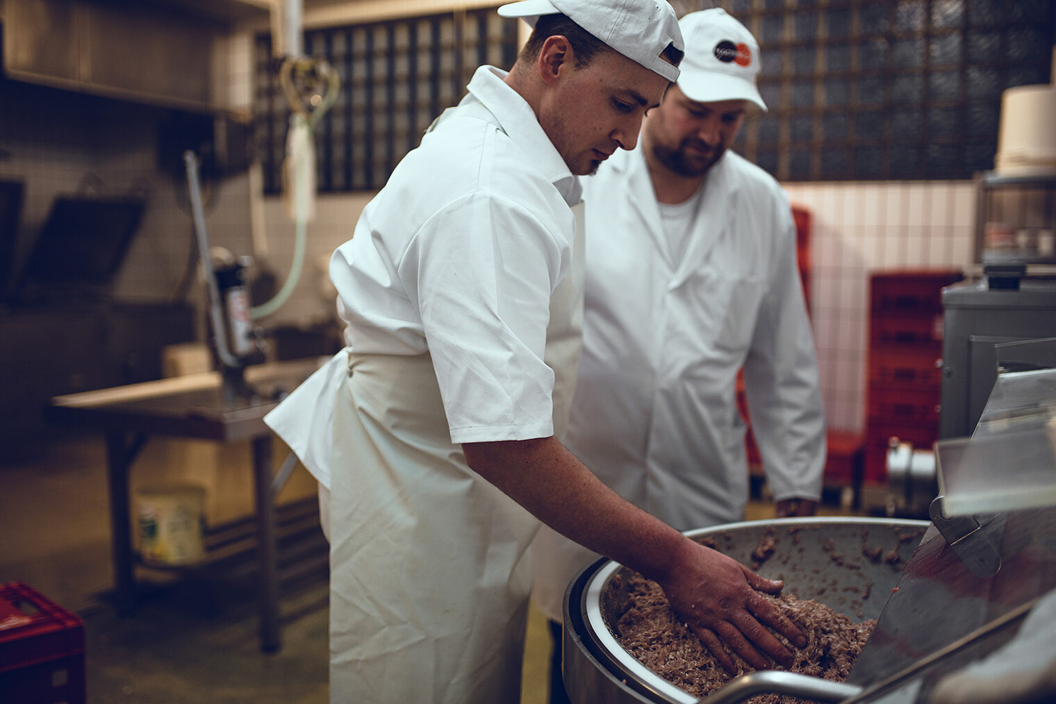 Mit Produktionsleiter Robert Hansel (vorn) arbeitet Fleischermeister Alexander Samawatie an bewährten Rezepturen.