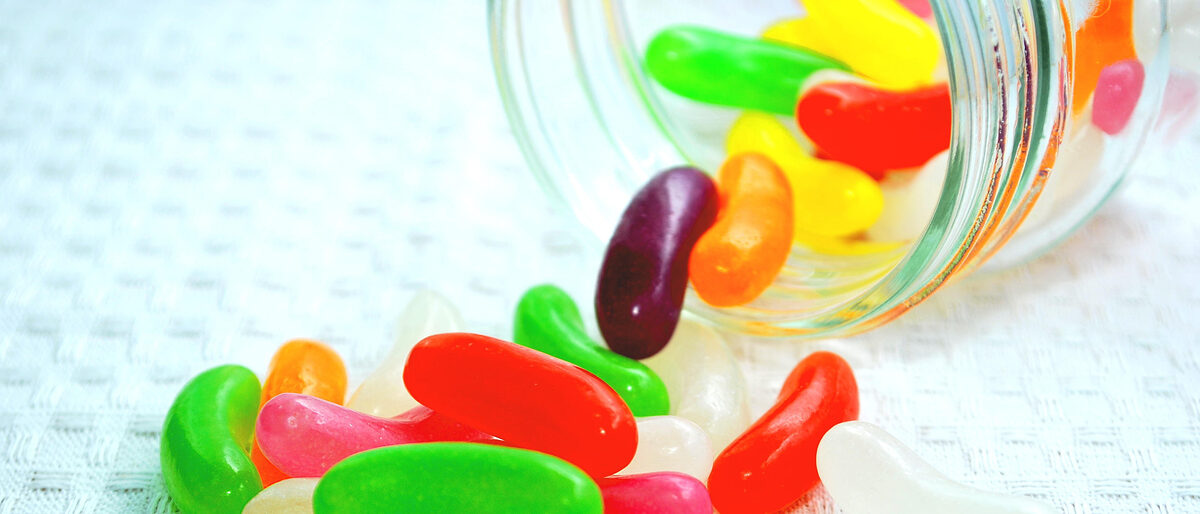 Symbolfoto Bonbons aus der Dose