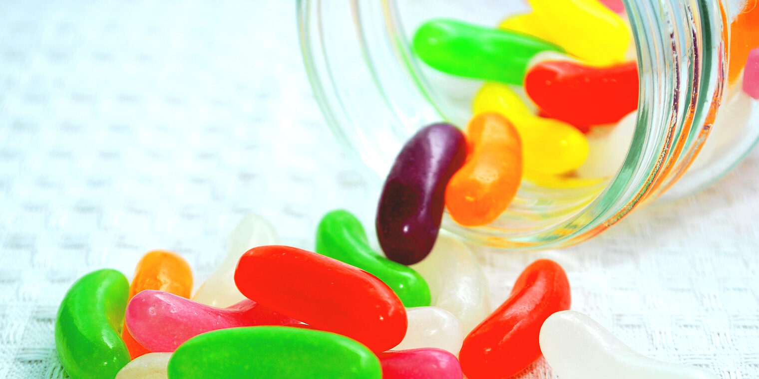 Symbolfoto Bonbons aus der Dose