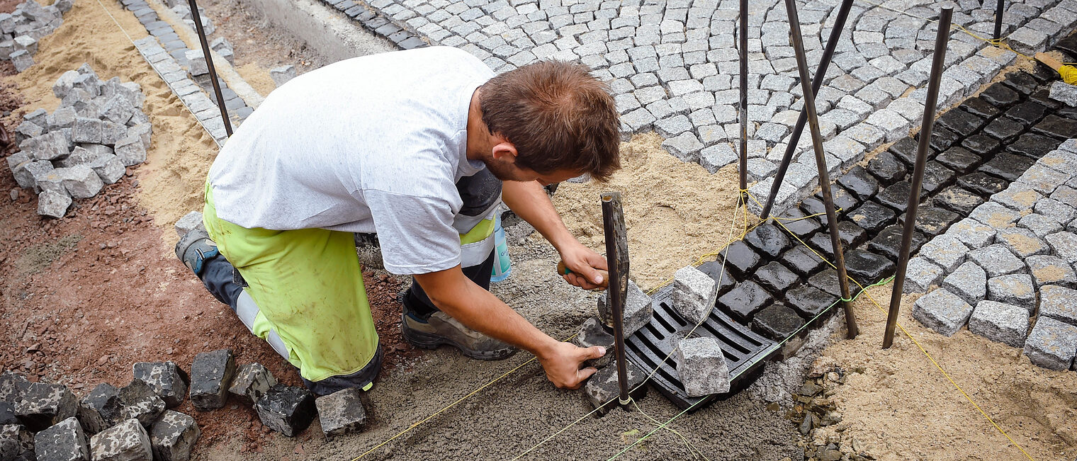 Pflasterer und Steinsetzer bei der Arbeit