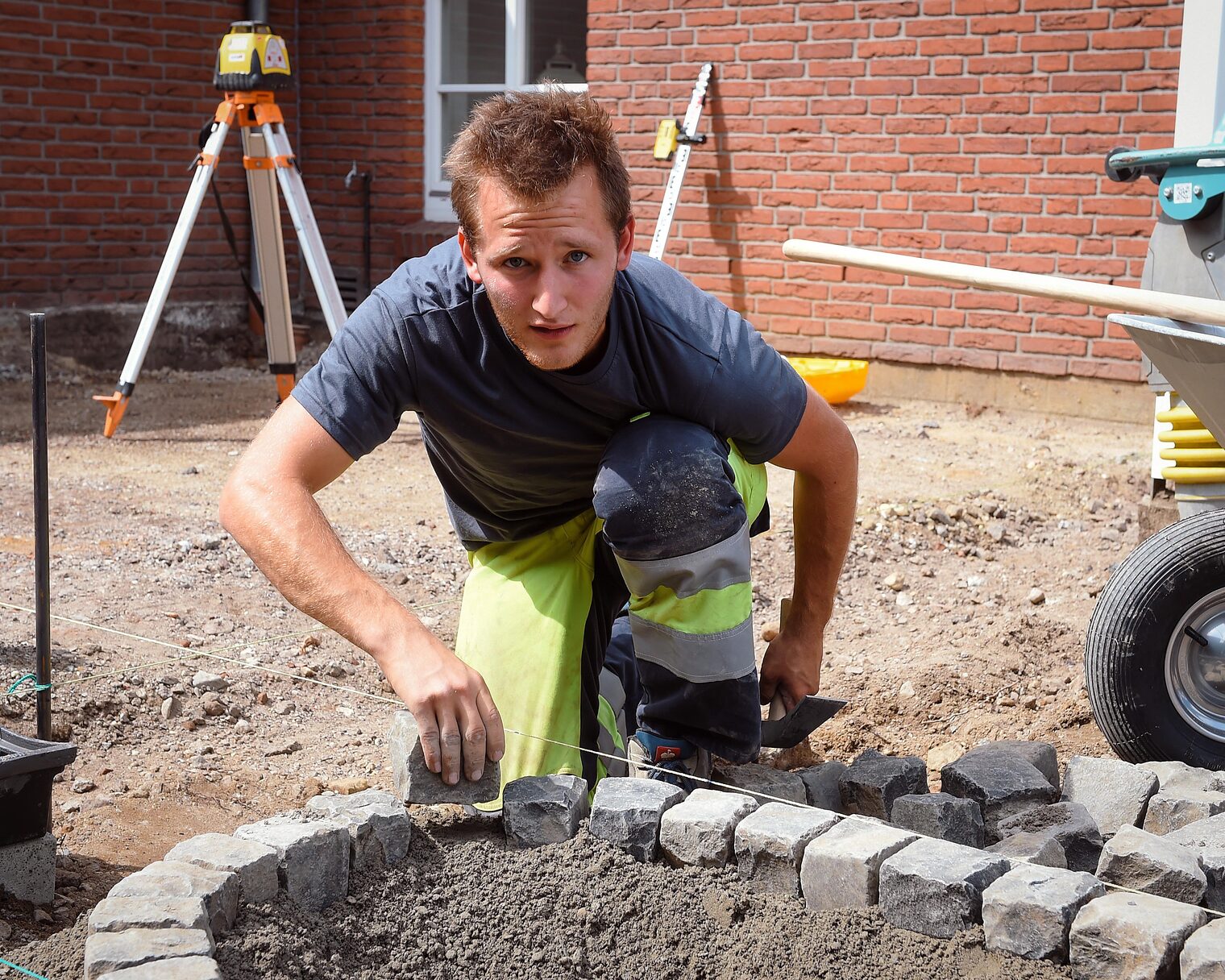 Pflasterer und Steinsetzer bei der Arbeit