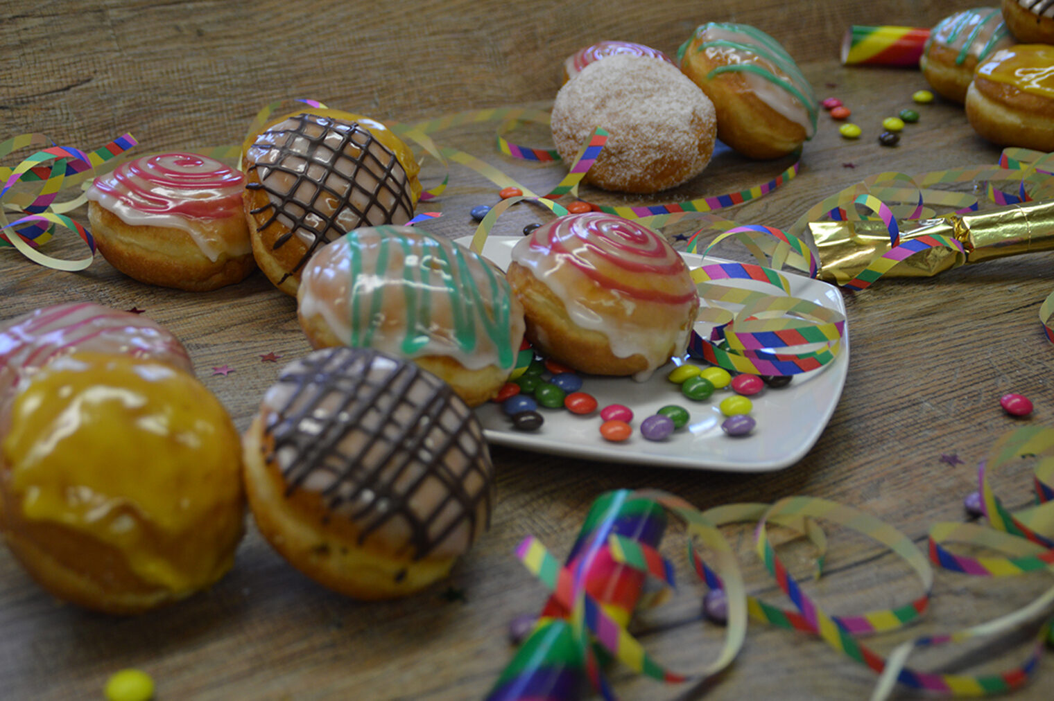 Und was hat der Krapfen nun mit Fasching zu tun? Nach dem Fasching beginnt die Fastenzeit. Und da wollte man vorher nochmal so richtig zuschlagen und ordentlich nährstoffreich und fett essen. 