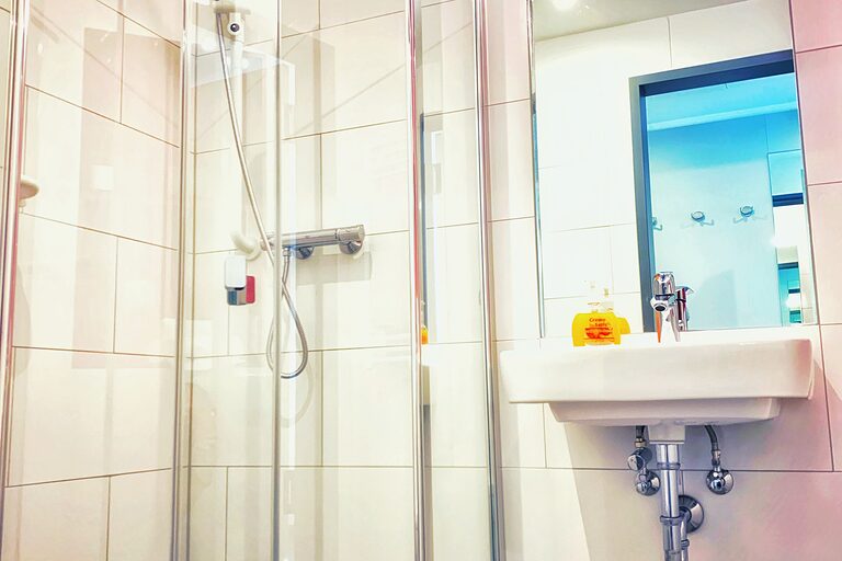 Jedes Zimmer im Gästehaus Braunschweig verfügt über ein eigenes Bad mit Dusche.