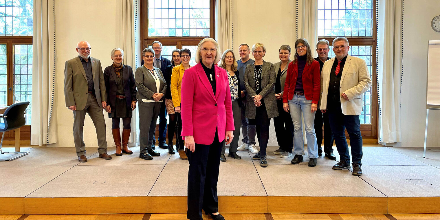 Vizepräsidentin Heidi Kluth (vorne) mit den Mitgliedern des neu gegründeten Beirates.
