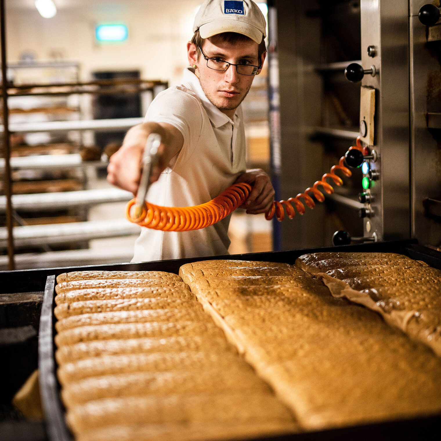 Geselle mit Brot in der Igel Bäckerei von Jörn Holste