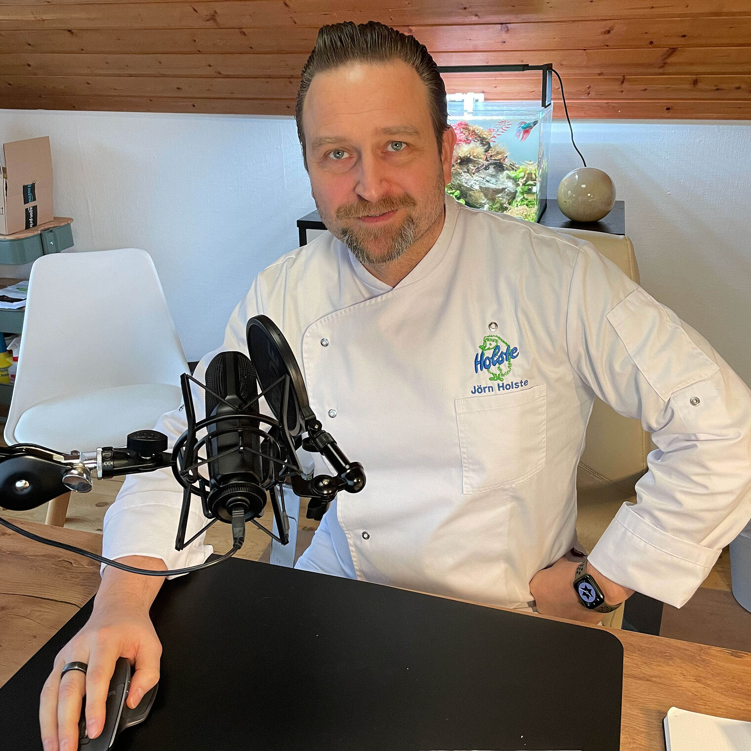 Bäckermeister Jörn Holste von der Igel Bäckerei vor dem Mikrofon