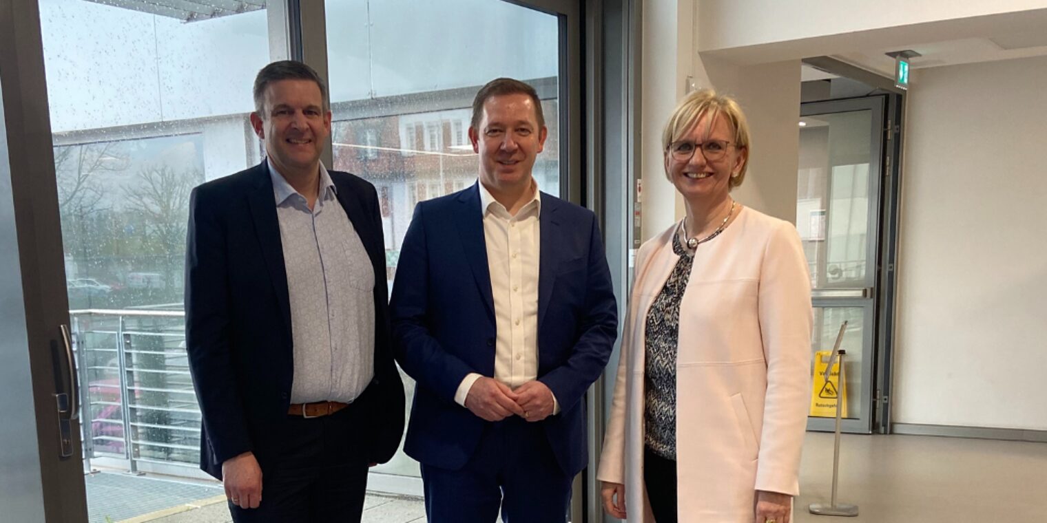 Matthias Steffen, stv. Hauptgeschäftsführer der Handwerkskammer, Marco Hartrich, Staatssekretär im Niedersächsischen Kultusministerium, und Hildegard Sander, Hauptgeschäftsführerin der Landesvertretung der Handwerkskammern Niedersachsen.
