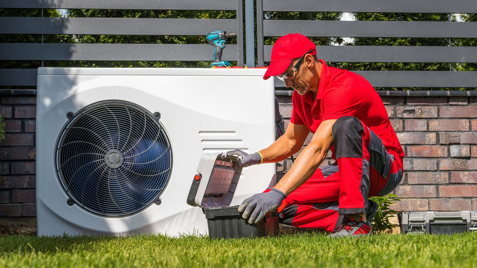 Symbolbild Handwerker installiert Wärmepumpe