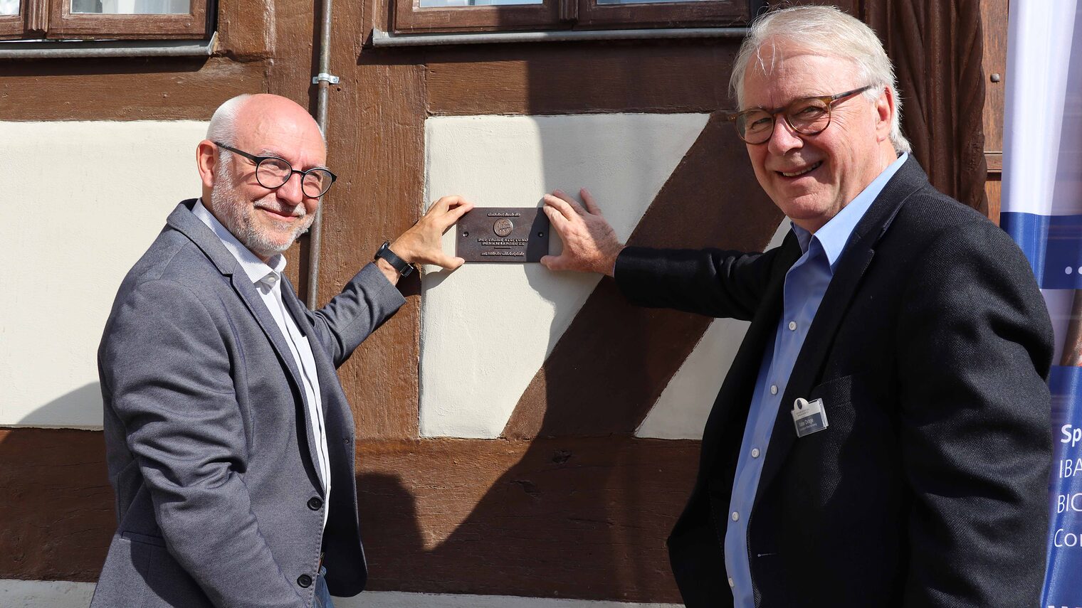 Walter Dröge, Ortskurator Braunschweig der DSD, übergab die Denkmal-Plakette an Eckhard Sudmeyer (l.)