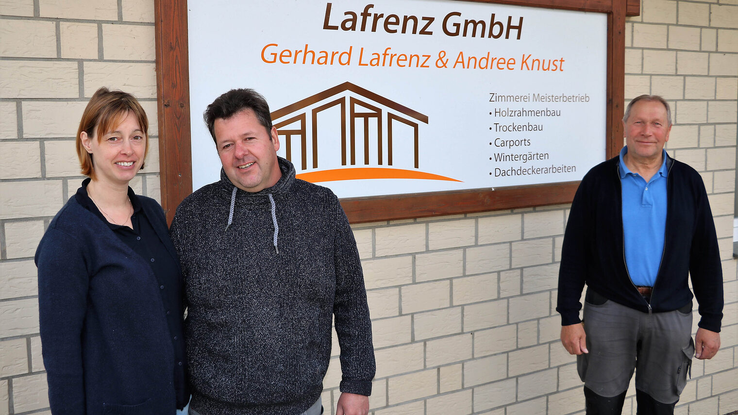 Anita und Andree Knust führen seit 2019 den Betrieb von Gerhard Lafrenz (r.) weiter.