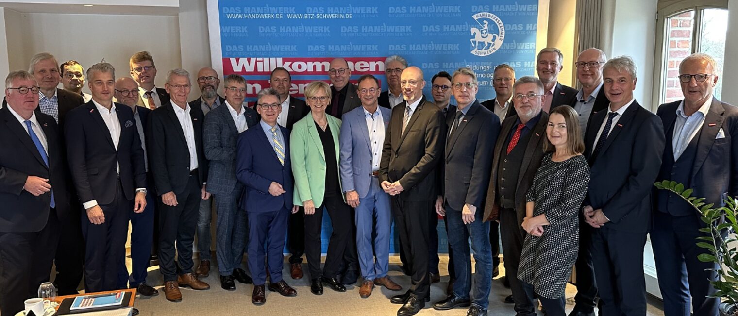 Gruppenbild der Teilnehmerinnen und Teilnehmer der Nordkonferenz, bestehend aus 17 norddeutschen Handwerkskammern. Gruppenbild der Teilnehmerinnen und Teilnehmer der Nordkonferenz, bestehend aus 17 norddeutschen Handwerkskammern.