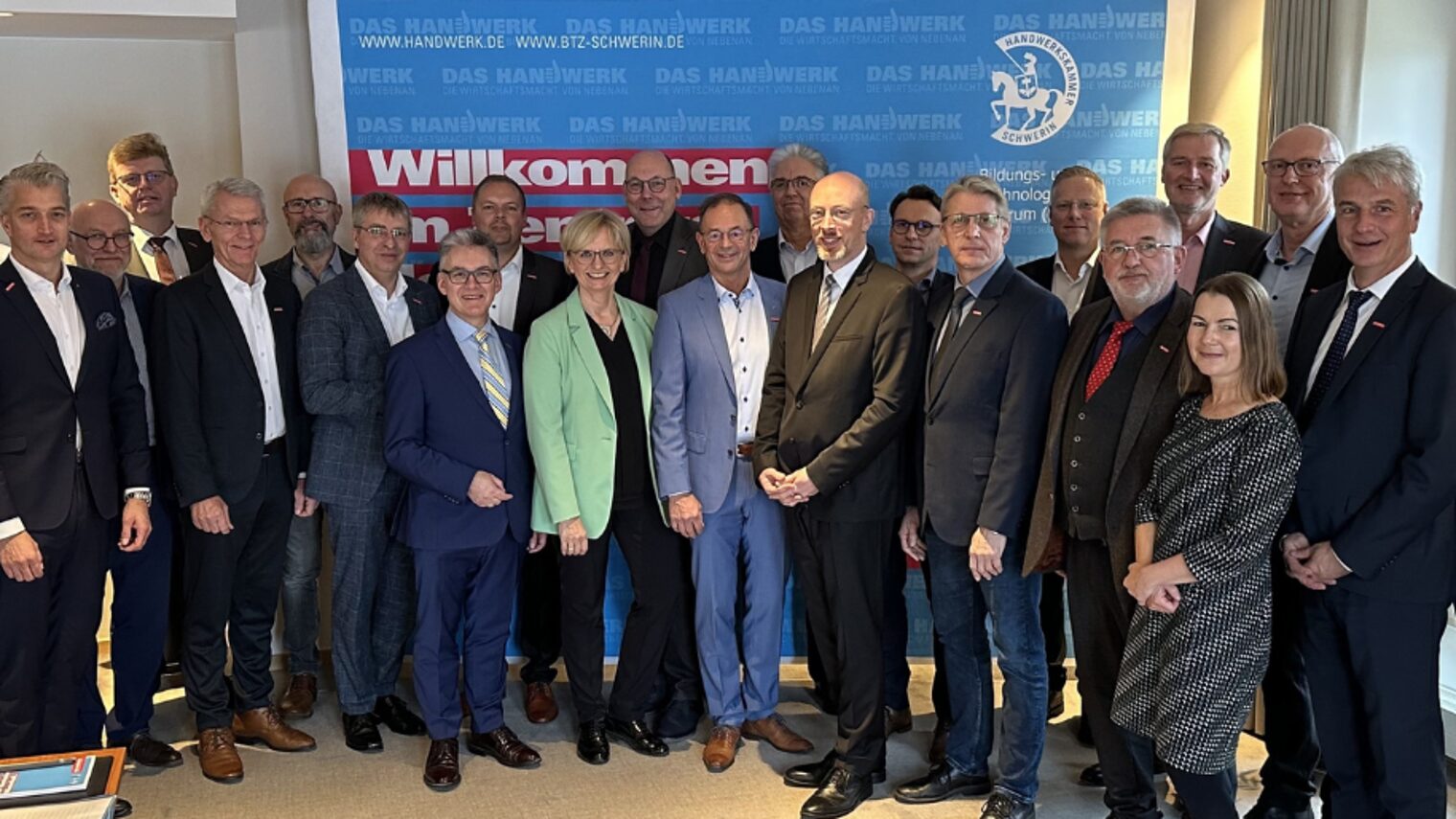 Gruppenbild der Teilnehmerinnen und Teilnehmer der Nordkonferenz, bestehend aus 17 norddeutschen Handwerkskammern.