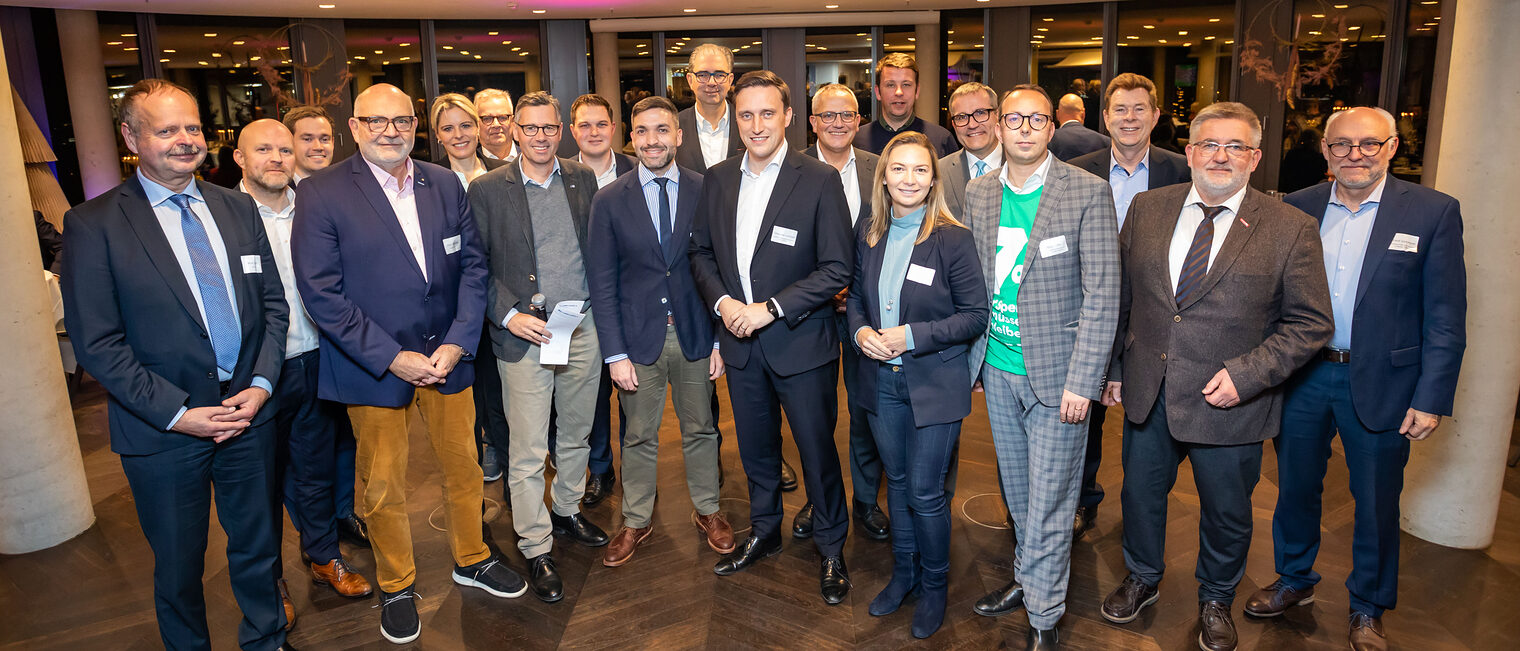 Die Parlamentarier der diesjährigen Tafelrunde der Wirtschaft mit den Präsidenten und Hauptgeschäftsführern der Kammern und Verbände. Die Parlamentarier der diesjährigen Tafelrunde der Wirtschaft mit den Präsidenten und Hauptgeschäftsführern der Kammern und Verbände.