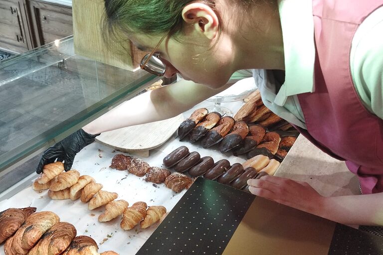 Deutsche Auszubildende zur Bäckereifachverkäuferin beim Auslandspraktikum in Spanien