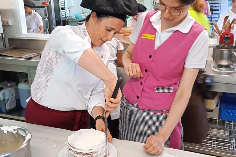 Deutsche Auszubildende zur Bäckereifachverkäuferin beim Auslandspraktikum in Spanien