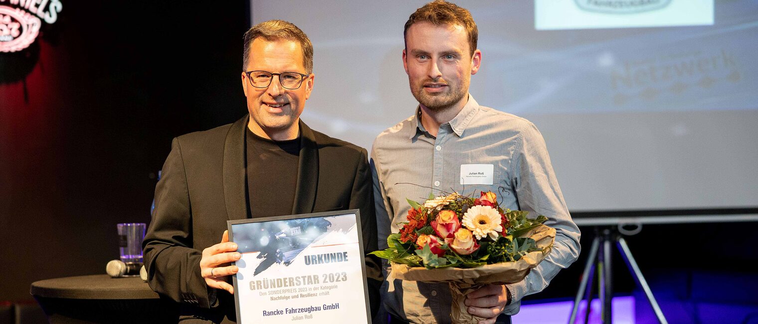 Landrat Kai Seefried und Julian Roß (Rancke Fahrzeugbau GmbH), Gewinner des Sonderpreises „Nachfolge und Resilienz".