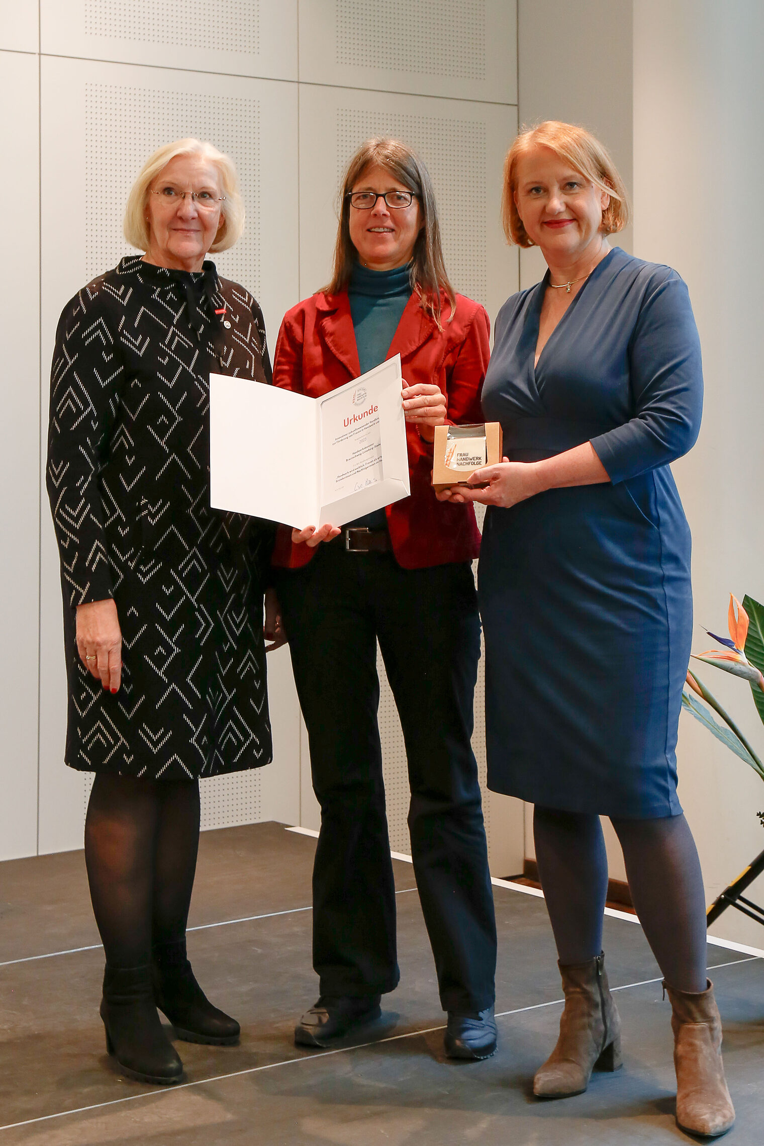 Vizepräsidentin Heidi Kluth (li.), Christina Völkers, Leiterin der Koordinierungsstelle zur Frauenförderung, und Bundesfamilienministerin Lisa Paus.