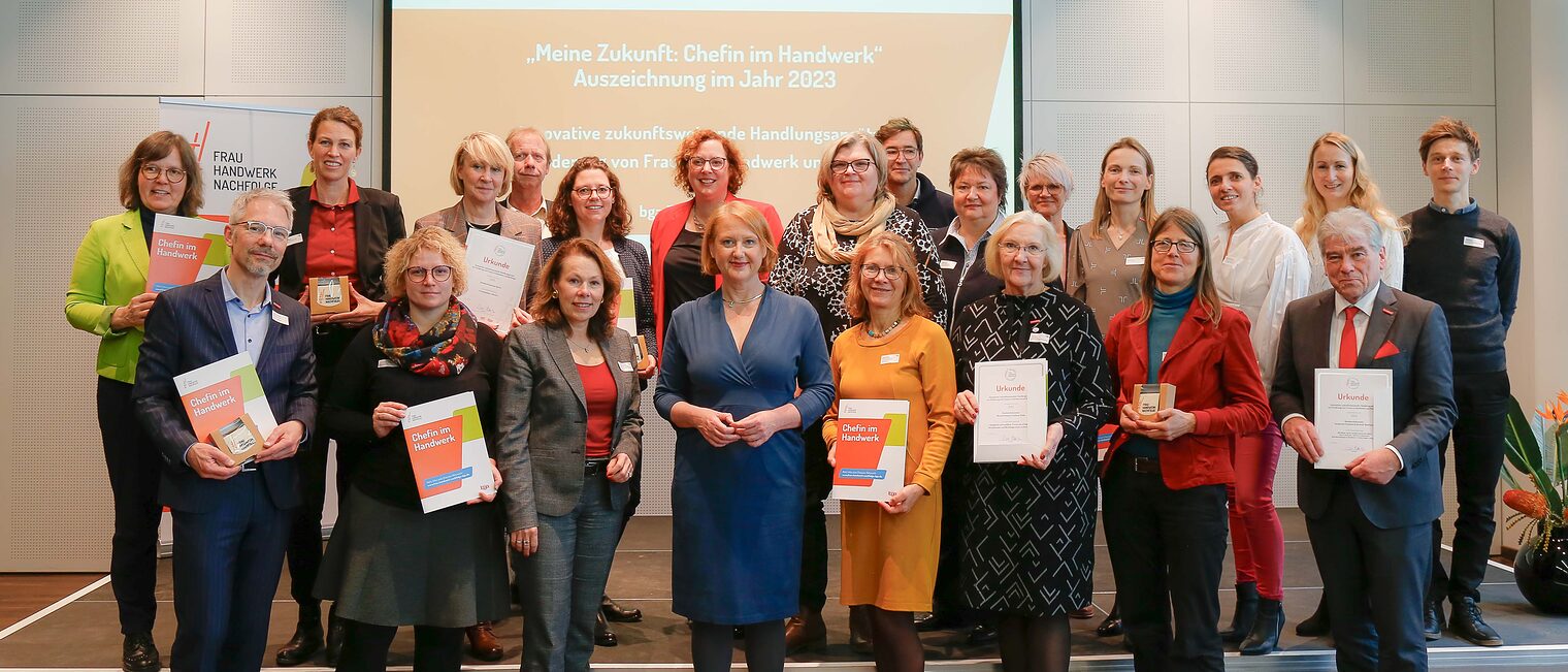 Gruppenfoto von der Auszeichnungsveranstaltung Frauen im Handwerk mit Lisa Paus.