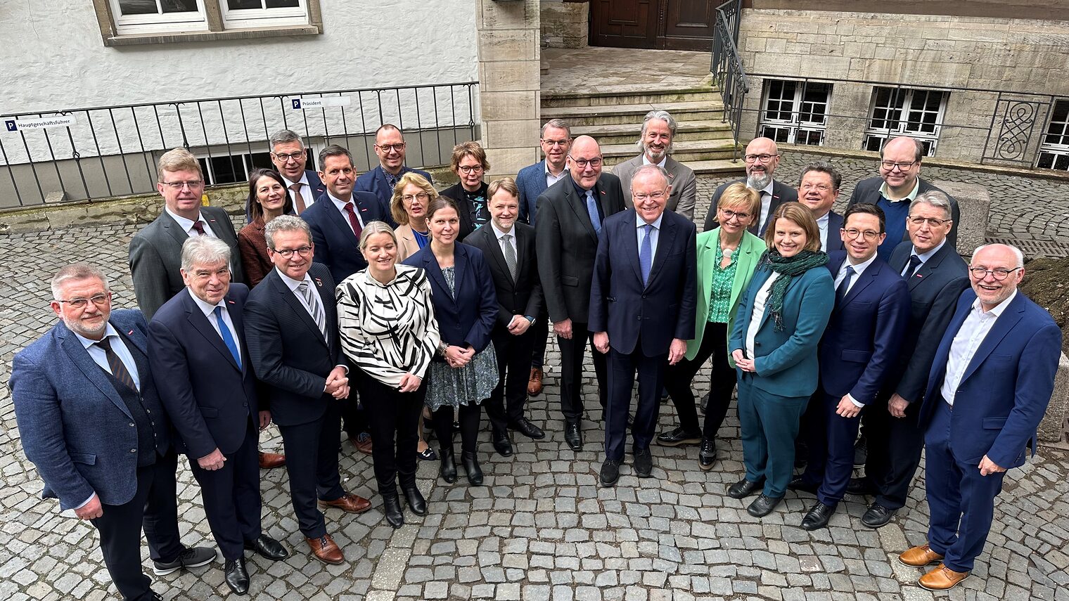 Die Spitzen der niedersächsischen Handwerkskammern und die Landesregierung.